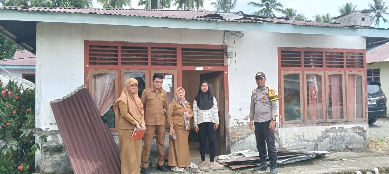 Dinas Sosial Kabupaten Banggai bersama Bhabinkamtibmas mengunjungi salah satu rumah yang terdampak angin puting beliung. [Foto: Istimewa]